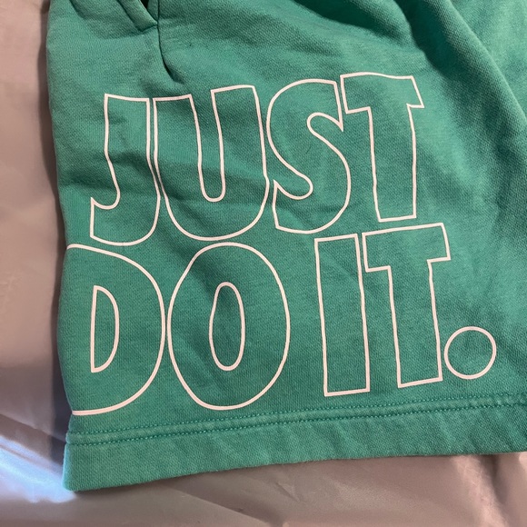 Nike shorts - Picture 3 of 5